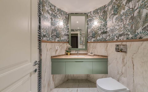 Duomo Penthouse Luxury Apartment In Florence By Pa: Espejo, Arreglo De Tubería, Propiedad, Edificio, Lavabo, Baño, Lavabo Del Baño, Grifo, Diseño De Interiores, Baño