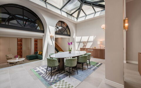 Duomo Penthouse Luxury Apartment In Florence By Pa: Mueble, Propiedad, Mesa, Silla, Arquitectura, Diseño De Interiores, Suelo, Piso, Madera, Bienes Raíces