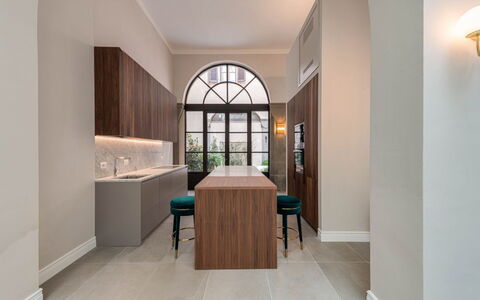 Duomo Penthouse Luxury Apartment In Florence By Pa: Propiedad, Mesa, Edificio, Madera, Diseño De Interiores, Encendiendo, Piso, Gabinetes, Cajón, Suelo