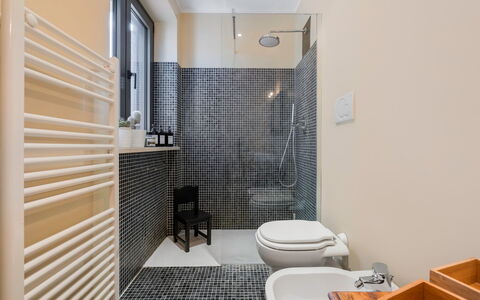 A Casa Di Camillo, Nepi, a C, Wifi: Edificio, Arreglo De Tubería, Diseño De Interiores, Baño, Suelo, Piso, Madera, Asiento Del Baño, Bienes Raíces