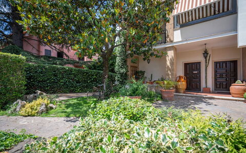 A Casa Di Camillo, Nepi, a C, Wifi: Planta, Edificio, Arquitectura, Árbol, Superficie De La Carretera, Hierba, Plantas Leñosas, Diseño Urbano, Barrio Residencial, Bienes Raíces