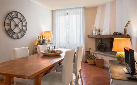 A Casa Di Camillo, Nepi, a C, Wifi: Mesa, Mueble, Propiedad, Silla, Madera, Diseño De Interiores, Naranja, Arquitectura, Suelo