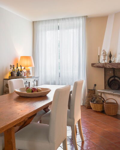 A Casa Di Camillo, Nepi, a C, Wifi: Mesa, Mueble, Propiedad, Silla, Madera, Diseño De Interiores, Naranja, Arquitectura, Suelo