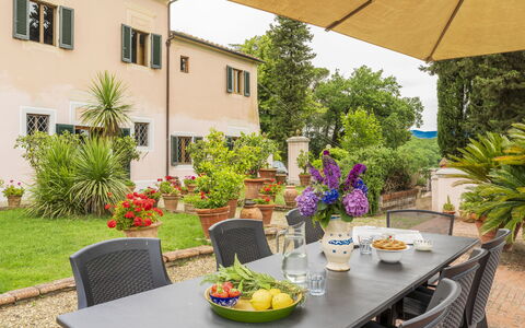 Villa Montegattoli, Pool, Landscape, Wifi, Ac: Flor, Mesa, Planta, Mueble, Vajilla, Edificio, Ventana, Comida, Silla, Maceta