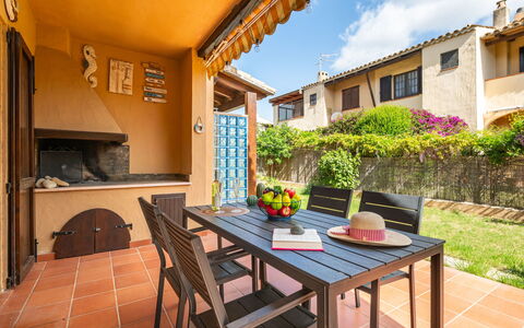 Tennis and Sea House: Planta, Cielo, Edificio, Propiedad, Ventana, Casa, Madera, El Terreno Del Lote, Cabaña, Escalera