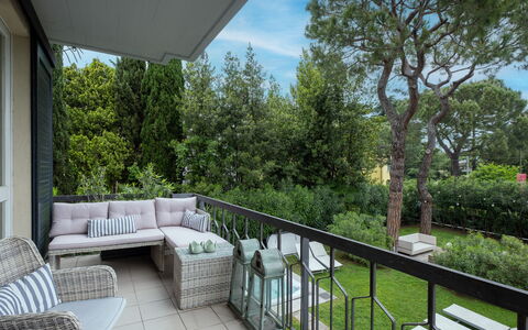 Dal Molin Apartment, Garda Lake, Ac, Fitness, Jacu: Planta, Propiedad, Mueble, Cielo, Edificio, Árbol, Sombra, Hierba, Nube, Sofá