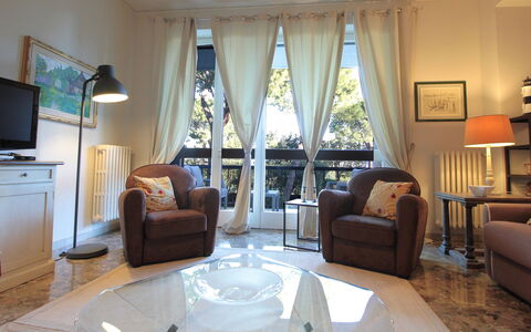 Dal Molin Apartment, Garda Lake, Ac, Fitness, Jacu: Mueble, Marco, Propiedad, Mesa, Comodidad, Edificio, Encendiendo, Madera, Diseño De Interiores, Textil