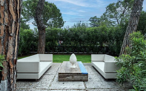 Provenzale Apartment, Garda Lake, Jacuzzi, Fitness: Planta, Cielo, Propiedad, Nube, Árbol, Hierba, Edificio, Pared, Arbusto, Paisaje