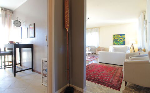 Provenzale Apartment, Garda Lake, Jacuzzi, Fitness: Mueble, Edificio, Comodidad, Madera, Puerta, Piso, Suelo, Sombra, Casa