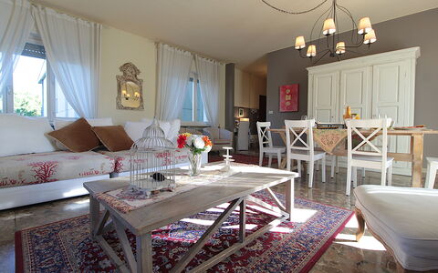 Provenzale Apartment, Garda Lake, Jacuzzi, Fitness: Mesa, Propiedad, Mueble, Ventana, Decoración, Diseño De Interiores, Sofá, Suelo, Sala, Piso