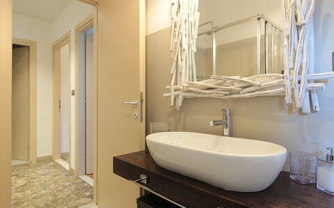 Catullo 18 Apartment, Garda Lake, Jacuzzi, Fitness: Grifo, Arreglo De Tubería, Espejo, Lavabo, Lavabo Del Baño, Propiedad, Madera, Edificio, Baño, Diseño De Interiores