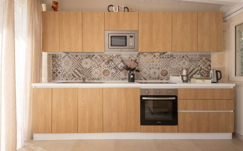 Terra Mater: Cocina, Mostrador, Electrodoméstico, Aparato De Cocina, Madera, Piso, Gabinetes, Diseño De Interiores, Suelo, Marrón