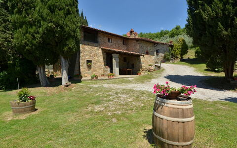 Villa Sette Ponti Levante: Planta, Cielo, Edificio, Maceta, Ventana, Árbol, El Terreno Del Lote, Hierba, Casa, Barril