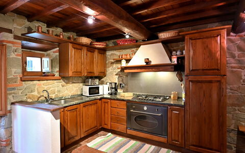 Villa Sette Ponti Levante: Mostrador, Gabinetes, Propiedad, Aparato De Cocina, Cocina, Estufa De Cocina, Madera, Cajón, Diseño De Interiores, Electrodoméstico