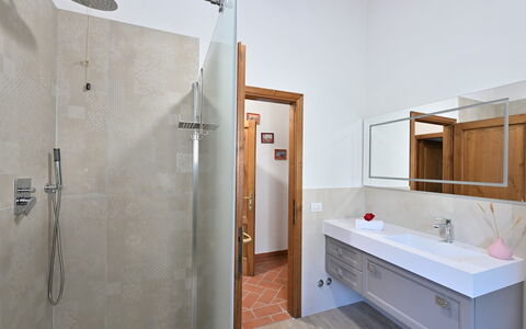Villa Sette Ponti Levante: Propiedad, Arreglo De Tubería, Edificio, Gabinetes, Espejo, Lavabo, Mueble De Baño, Baño, Grifo