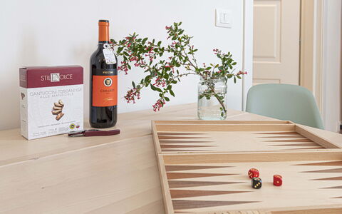 Atelier la Scala: Botella, Mesa, Producto, Planta, Vino, Puerta, Madera, Vajilla, Rectángulo