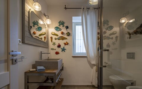 Villa Acquaro, Santa Caterina Dello Ionio, Pool, A: Diseño De Interiores, Pared, Piso, Arreglo De Tubería, Lámpara, Techo, Baño, Encendiendo, Suelo, Plomería