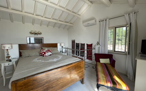 Villa Acquaro, Santa Caterina Dello Ionio, Pool, A: Mueble, Cama, Diseño De Interiores, Habitación, Piso, Suelo, Madera, Techo, Lecho, Sábana