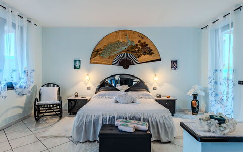 Nonna Grazia: Propiedad, Mueble, Azul, Comodidad, Azur, Marco De La Cama, Edificio, Encendiendo, Decoración, Madera