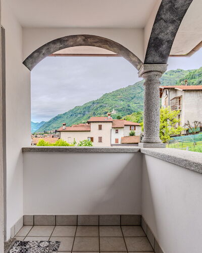Nonna Grazia: Propiedad, Edificio, Ventana, Cielo, Sombra, Arquitectura, Diseño De Interiores, Rectángulo, Tintes Y Sombras