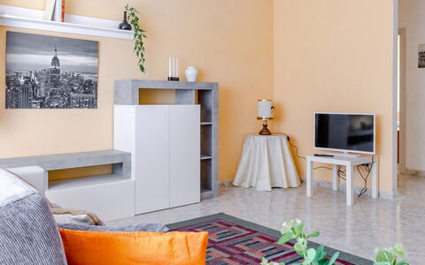 Maison Loreto: Edificio, Mesa, Propiedad, Mueble, Diseño De Interiores, Madera, Comodidad, Escritorio De Computadora, Casa, Naranja