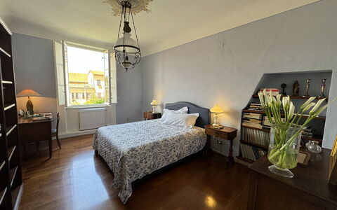 Piazza S. Romano: Mueble, Planta, Ventana, Comodidad, Mesa, Edificio, Madera, Diseño De Interiores, Planta De Casa, Sombra