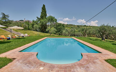 Villa Conte Jacopo: Cielo, Agua, Propiedad, Nube, Piscina, Azur, Planta, Árbol, Cuerpo De Agua, Sombra