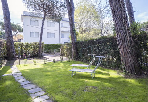 Dimora Del Capitano: Planta, Propiedad, Banco Al Aire Libre, Cielo, Edificio, Árbol, El Terreno Del Lote, Vegetación, Arquitectura, Mueble Para Exteriores
