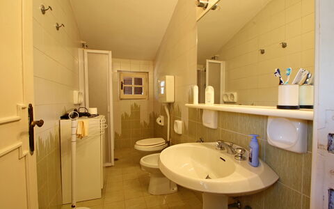 Villa Maddalena: Espejo, Grifo, Arreglo De Tubería, Lavabo, Propiedad, Lavabo Del Baño, Baño, Púrpura, Diseño De Interiores, Encendiendo