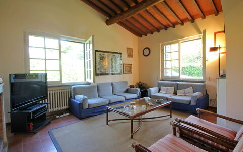 Villa Maddalena: Mueble, Sofá, Propiedad, Ventana, Diseño De Interiores, Madera, Arquitectura, Mesa, Sofá Cama, Planta De Casa