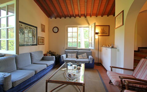Villa Maddalena: Mesa, Mueble, Sofá, Propiedad, Ventana, Edificio, Madera, Diseño De Interiores, Casa, Arquitectura