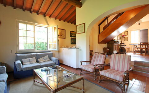 Villa Maddalena: Mueble, Propiedad, Sofá, Madera, Ventana, Mesa, Encendiendo, Diseño De Interiores, Edificio, Marco