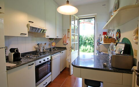 Villa Maddalena: Gabinetes, Mostrador, Propiedad, Cocina, Aparato De Cocina, Estufa De Cocina, Lavabo, Electrodoméstico, Diseño De Interiores, Suelo