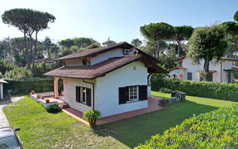 Villa Maddalena: Planta, Cielo, Edificio, Propiedad, Ventana, Árbol, Casa, El Terreno Del Lote, Vehículo, Hierba