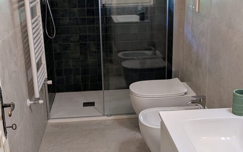 Villa Maddalena: Baño, Piso, Suelo, Arreglo De Tubería, Diseño De Interiores, Baño, Loseta, Asiento Del Baño, Plomería, Espejo