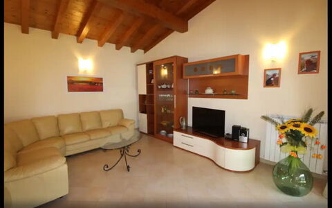 Villa Carducci: Marco, Edificio, Mueble, Planta, Sofá, Comodidad, Madera, Televisión, Planta De Casa, Flor