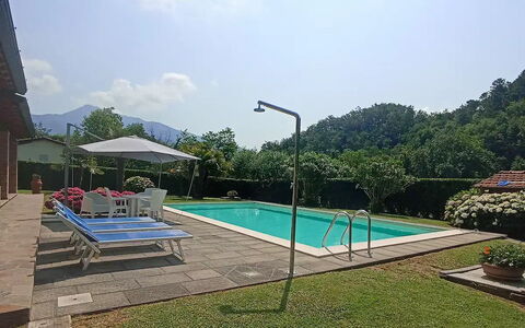 Villa Carducci: Cielo, Agua, Planta, Propiedad, Nube, Piscina, Sombra, Mueble Para Exteriores, Árbol, Rectángulo