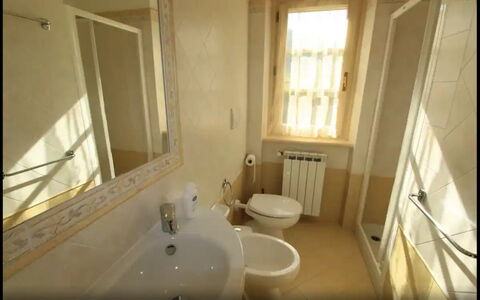 Villa Carducci: Espejo, Lavabo, Arreglo De Tubería, Grifo, Lavabo Del Baño, Ventana, Baño, Madera, Diseño De Interiores, Suelo