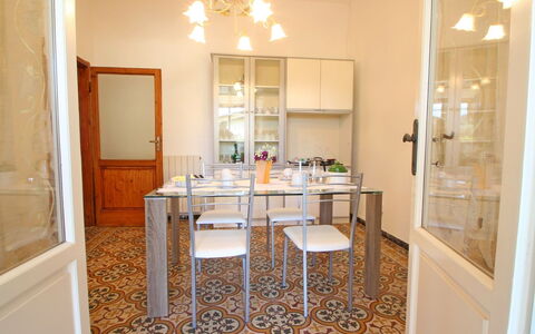 Casa Leonardo: Mueble, Mesa, Madera, Encendiendo, Diseño De Interiores, Silla, Suelo, Pared, Piso