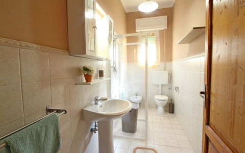 Casa Leonardo: Lavabo, Arreglo De Tubería, Grifo, Baño, Lavabo Del Baño, Diseño De Interiores, Edificio, Suelo, Piso