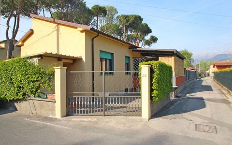 Casa Leonardo: Planta, Cielo, Edificio, Propiedad, Árbol, Sombra, Casa, Superficie De La Carretera, El Terreno Del Lote, Asfalto