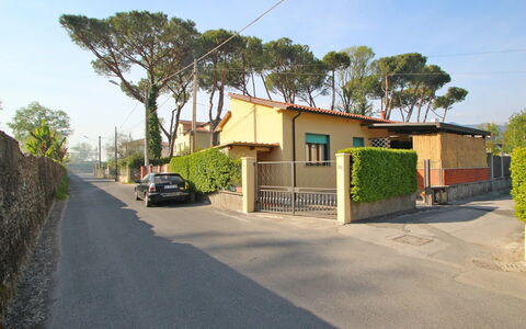 Casa Leonardo: Planta, Cielo, Propiedad, Edificio, Árbol, Casa, Superficie De La Carretera, Asfalto, El Terreno Del Lote, Barrio
