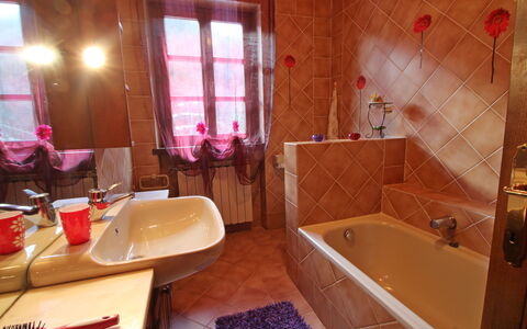 Villa La Rocca: Bañera, Grifo, Arreglo De Tubería, Propiedad, Lavabo, Lavabo Del Baño, Vajilla, Púrpura, Baño, Diseño De Interiores