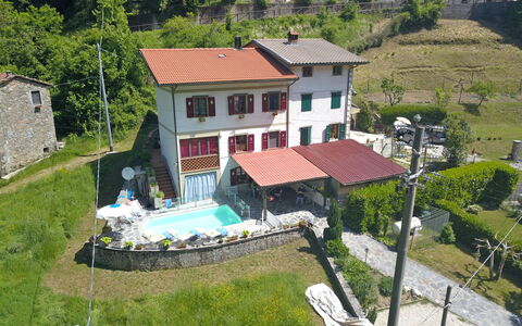 Villa La Rocca: Edificio, Ventana, Casa, Diseño Urbano, Árbol, Ocio, Paisaje, Bienes Raíces, Área Rural, Cabaña