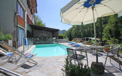 Villa La Rocca: Planta, Agua, Propiedad, Cielo, Piscina, Edificio, Paraguas, Sombra, Mueble Para Exteriores, Sunlounger