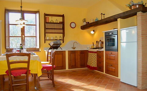 Villa Gelsomino: Mueble, Mesa, Gabinetes, Ventana, Silla, Madera, Arquitectura, Mostrador, Cajón, Cocina