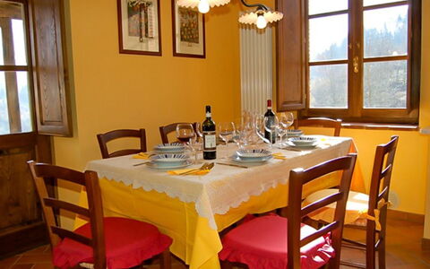 Villa Gelsomino: Mesa, Mueble, Vajilla, Propiedad, Ventana, Silla, Manteles, Diseño De Interiores, Cocina Y Comedor Mesa, Pared