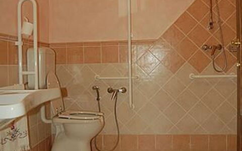 Villa Gelsomino: Arreglo De Tubería, Baño, Baño, Asiento Del Baño, Casa, Alcachofa De La Ducha, Edificio, Diseño De Interiores, Piso, Suelo