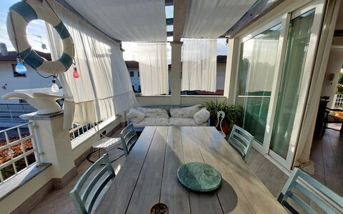 Appartamento Mare Azzurro: Diseño De Interiores, Suelo, Madera, Piso, Mesa, Sofá, Bienes Raíces, Edificio, Madera Dura, Techo
