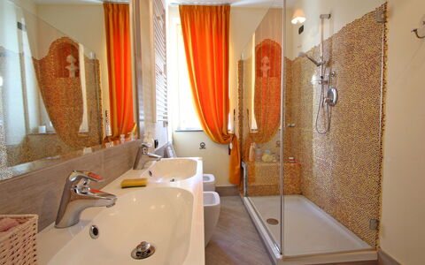 Appartamento Mare Azzurro: Arreglo De Tubería, Espejo, Propiedad, Grifo, Lavabo, Bañera, Madera, Baño, Edificio, Diseño De Interiores